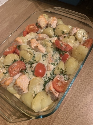 Горячая сковородочка с картофелем и лососем