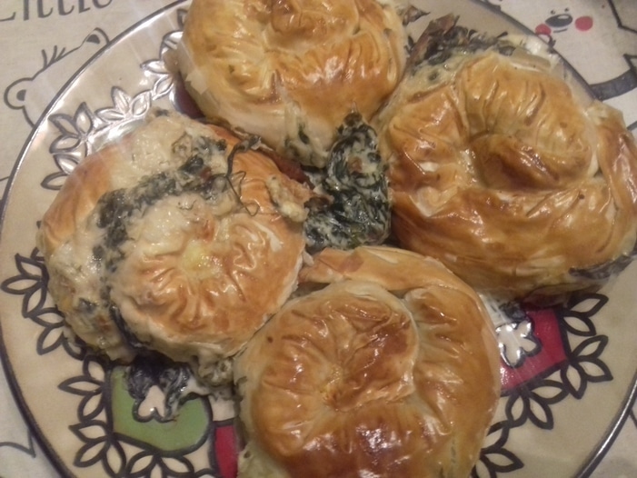 Улитки из теста фило со шпинатом и сыром фета