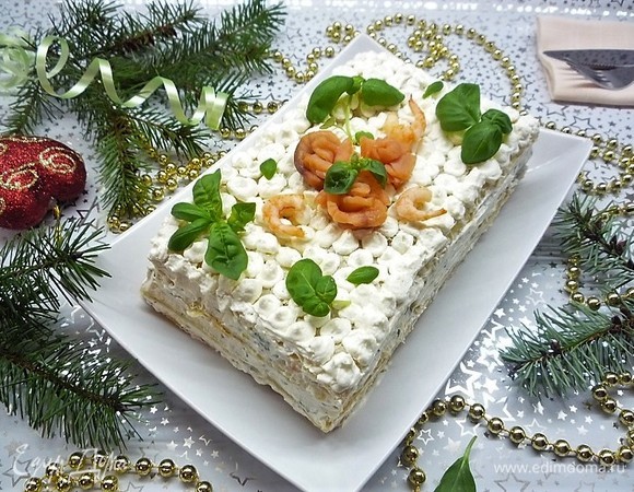 Слоеный торт с красной рыбой, авокадо и креветками