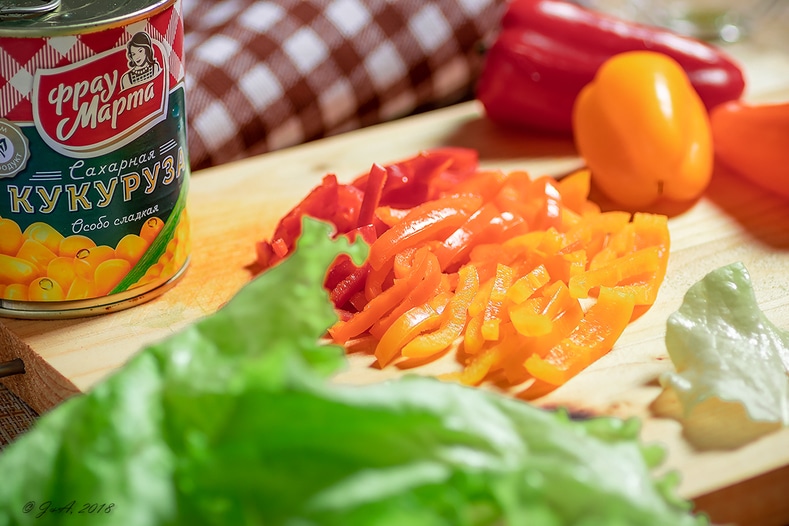 Салат с кукурузой и креветками под заправкой «Цезарь»