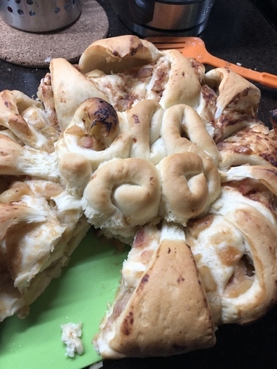 Медовый пирог с карамелизированными яблоками и корицей