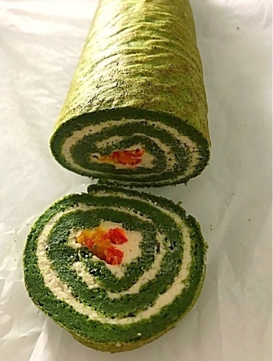 Зеленый рулет с творожной начинкой