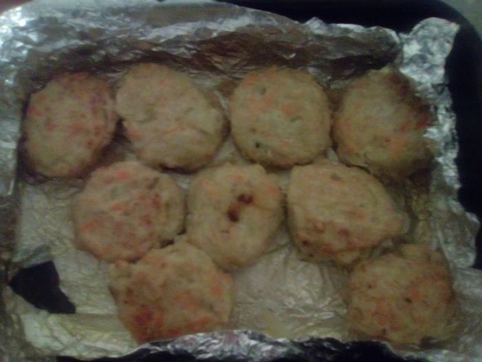 Куриные котлеты с морковью и луком, запеченные в духовке