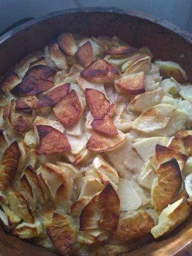 Французский яблочный пирог (Gâteau invisible aux pommes)