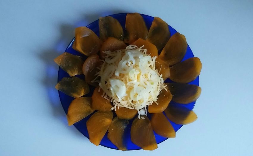 Салат с сыром и хурмой