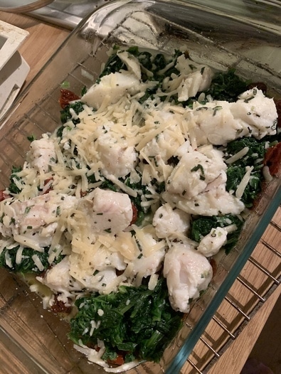 Треска, запеченная со шпинатом и вялеными томатами 