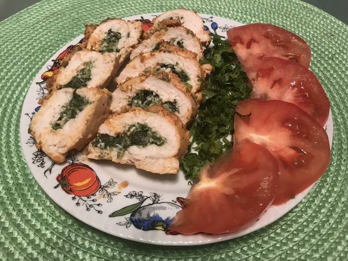 Куриные рулетики со шпинатом под сметанно-томатным соусом
