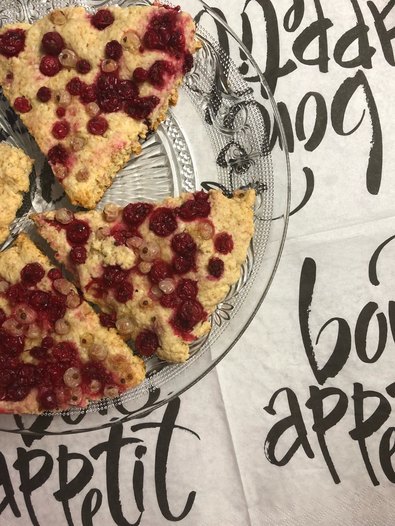 Овсяно-кокосовые сконы со смородиной