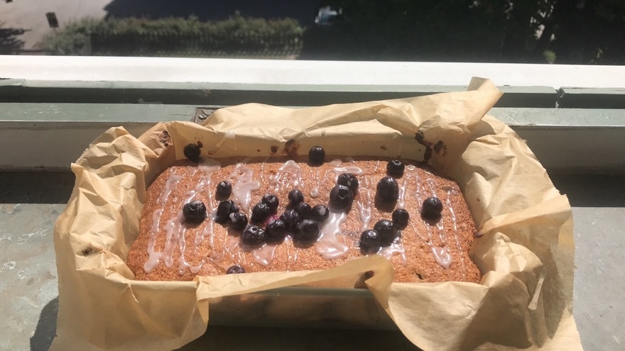 Кекс с голубикой и лимонной глазурью