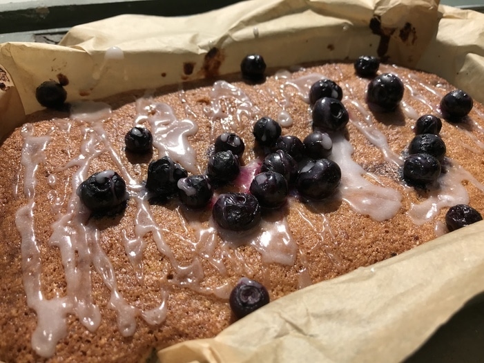 Кекс с голубикой и лимонной глазурью