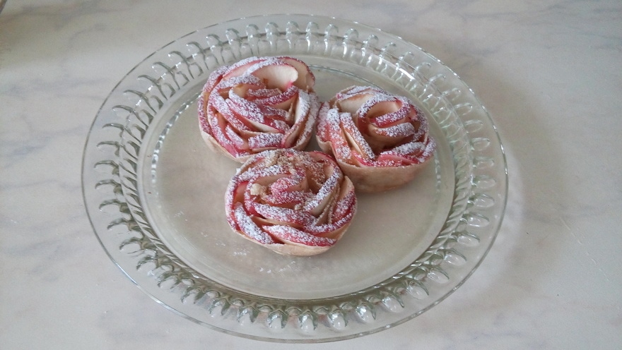 Чайные розочки в слоеном тесте