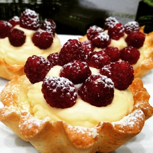 Тарталетки с заварным кремом и белым шоколадом