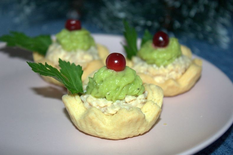 Тарталетки с начинкой из печени минтая и кремом из авокадо