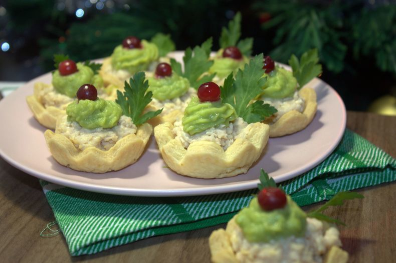 Тарталетки с начинкой из печени минтая и кремом из авокадо