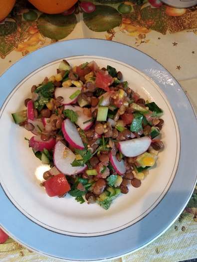 Полезный салат с зеленой чечевицей