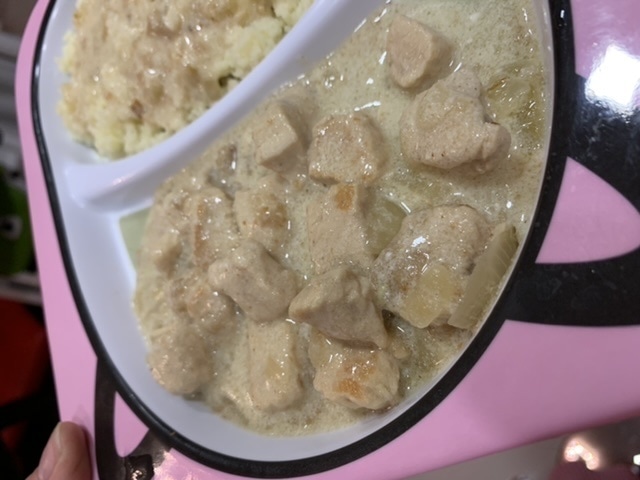 Индейка в сметанно-луковом соусе