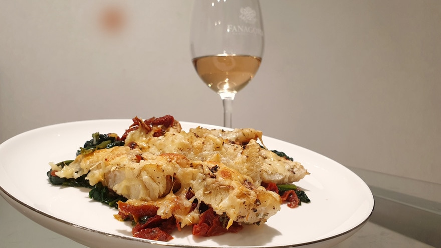 Треска, запеченная со шпинатом и вялеными томатами 