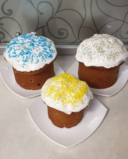 Классический кулич с изюмом и глазурью