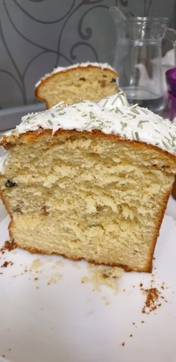 Классический кулич с изюмом и глазурью