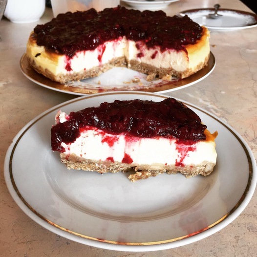 Чизкейк на овсяной основе с вишней