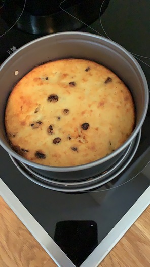 Творожная запеканка с бананом и изюмом