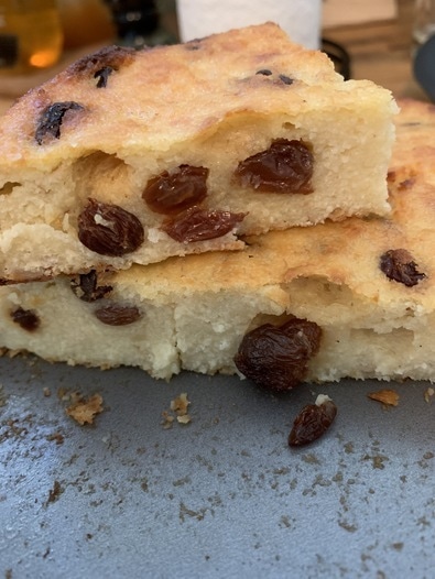 Творожная запеканка с бананом и изюмом