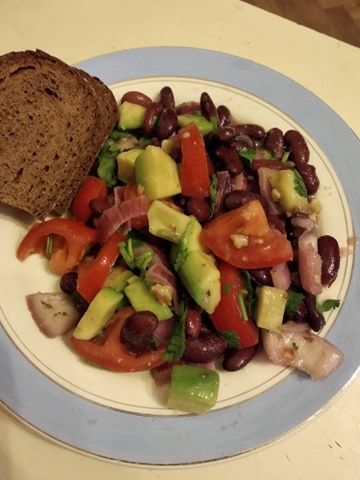 Фасолевый салат с авокадо и орешками