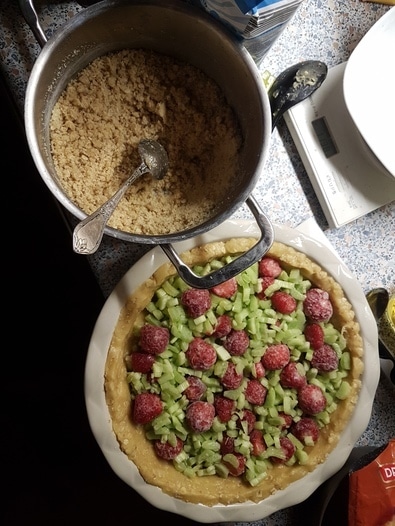 Пирог с ревенем, клубникой и фисташками