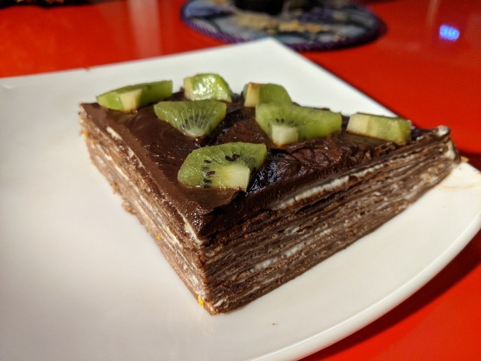 Шоколадный блинный торт с апельсиновым крем-чизом