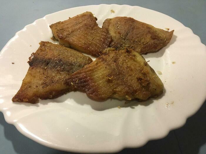 Жареная рыба с розмарином и чесноком