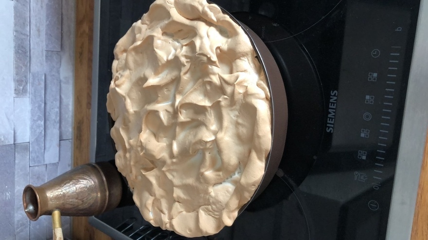 Люсин пирог со сливами и меренгой