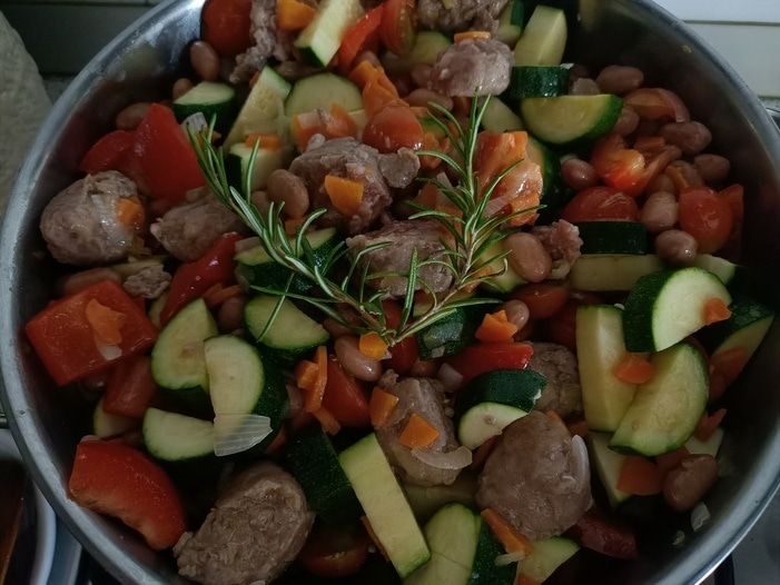 Овощное рагу с домашними колбасками