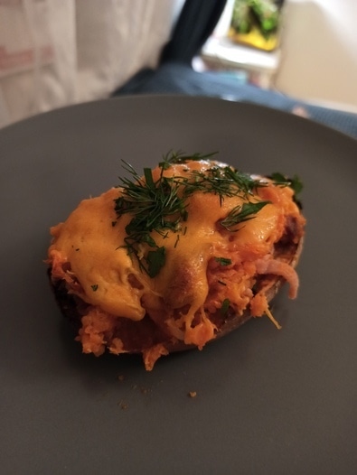 Батат, запеченный с сыром и вялеными томатами