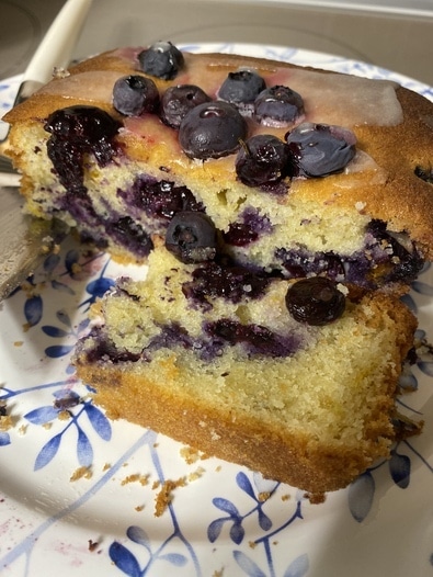 Кекс с голубикой и лимонной глазурью