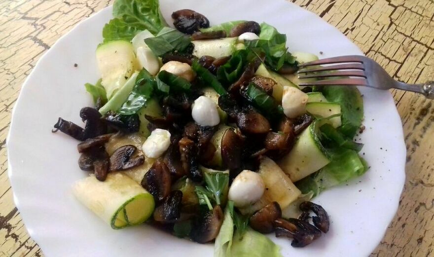 Салат с цукини, шампиньонами и моцареллой