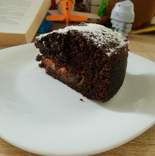 Шоколадный пирог со сливой