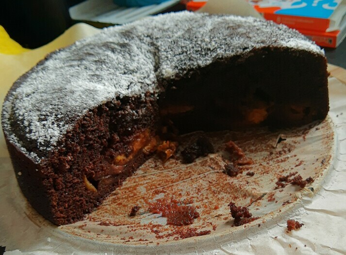 Шоколадный пирог со сливой