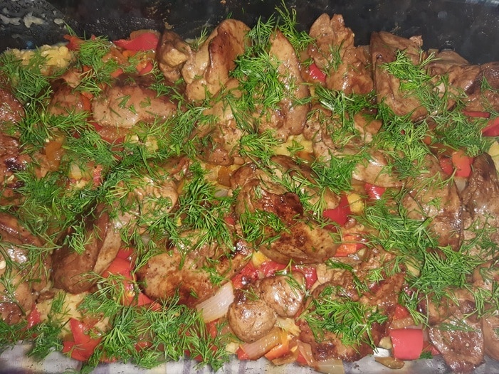 Теплый салат из чечевицы с куриной печенкой