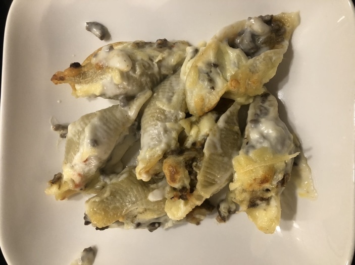 Фаршированные макароны под соусом бешамель 