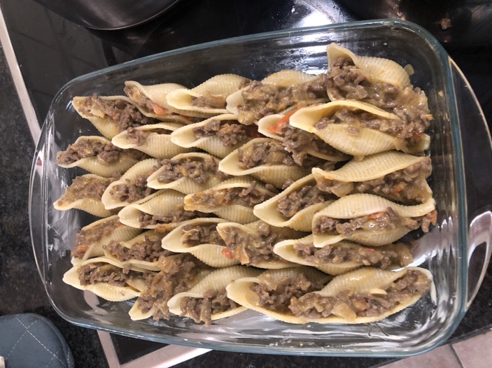 Фаршированные макароны под соусом бешамель 