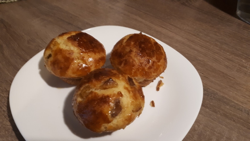 Сдобные булочки со сливами