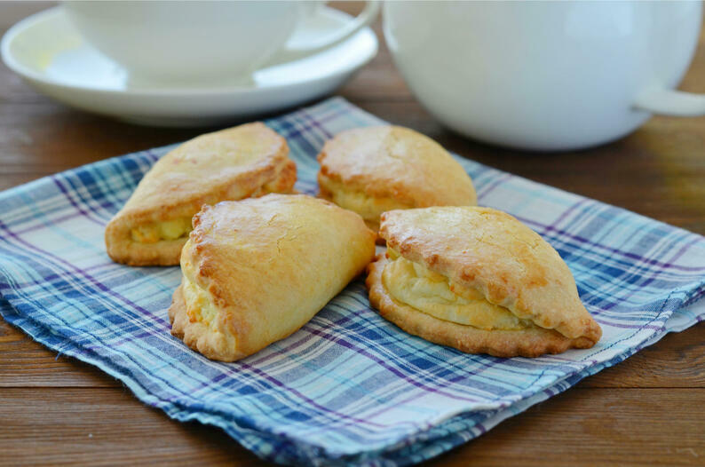 Творожные ньокки в соусе из черной смородины