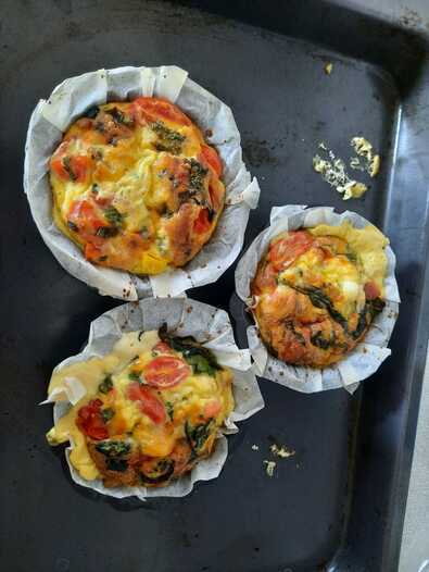 Мини-киши со шпинатом, копченой рыбой и помидорами 