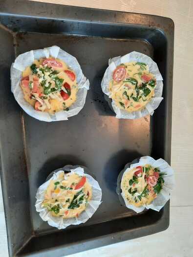 Мини-киши со шпинатом, копченой рыбой и помидорами 