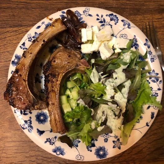 Бараньи котлетки на косточке с финиками и пряной заправкой