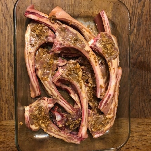 Бараньи котлетки на косточке с финиками и пряной заправкой