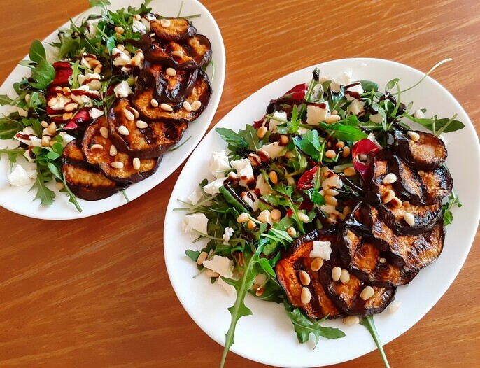 Салат из запеченных баклажанов с фетой и кедровыми орешками