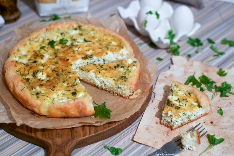 Пирог с творогом, сыром и зеленью на песочном тесте