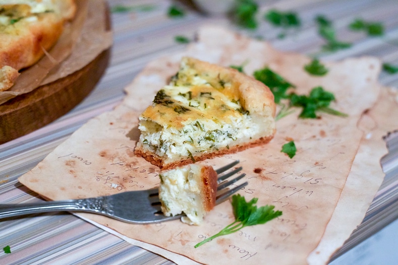 Пирог с творогом, сыром и зеленью на песочном тесте
