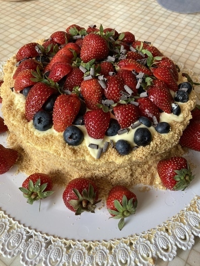 «Наполеон» с ягодами и ванильным кремом 